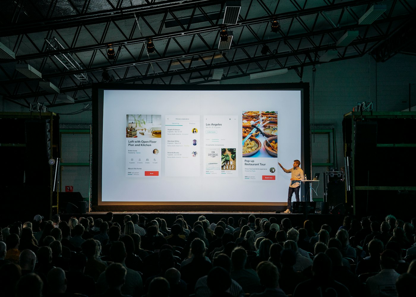 Présentation professionnelle dans une salle contemporaine, visuel d’inspiration