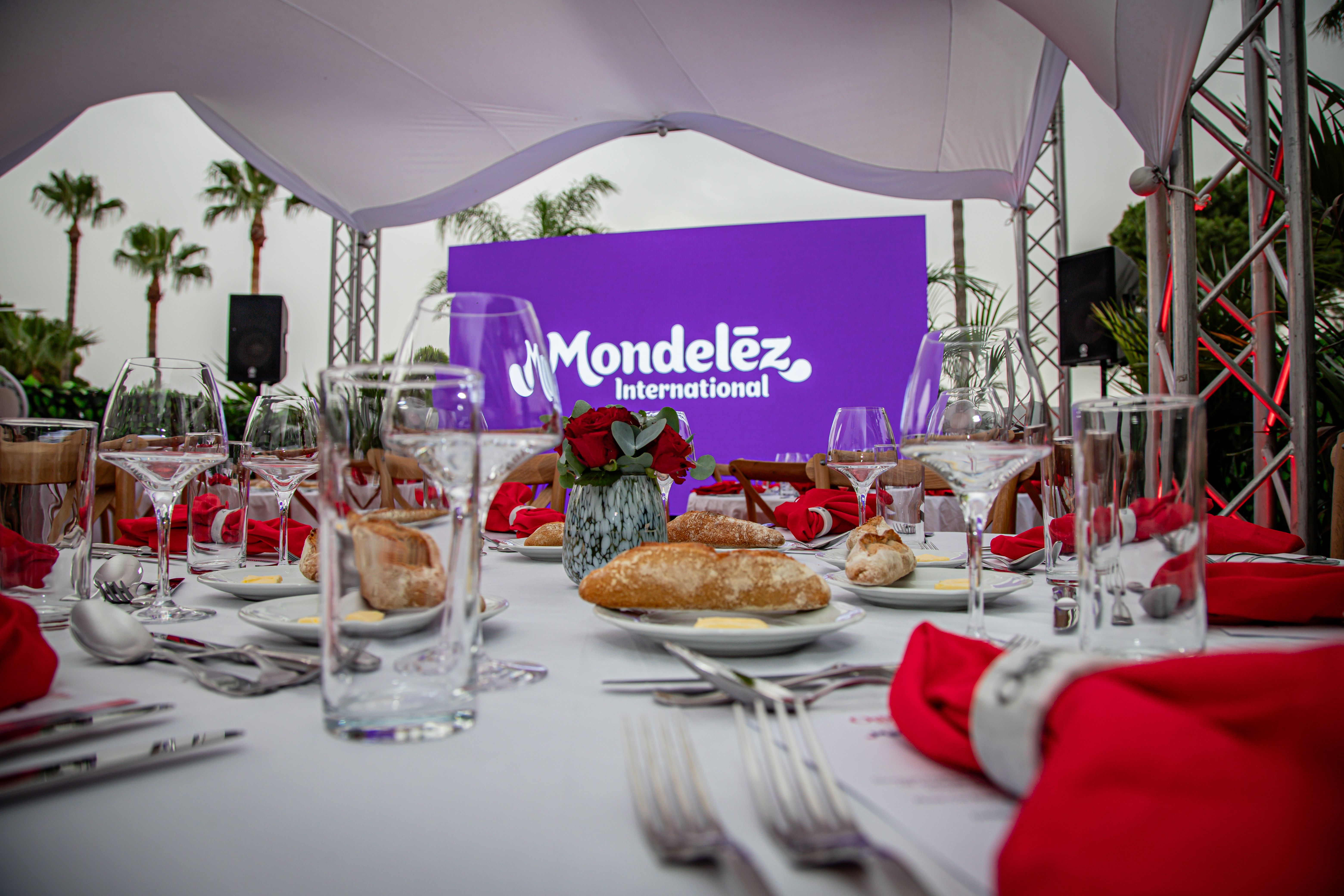 Salle de réception préparée avec les tables dressées avant l’accueil des invités